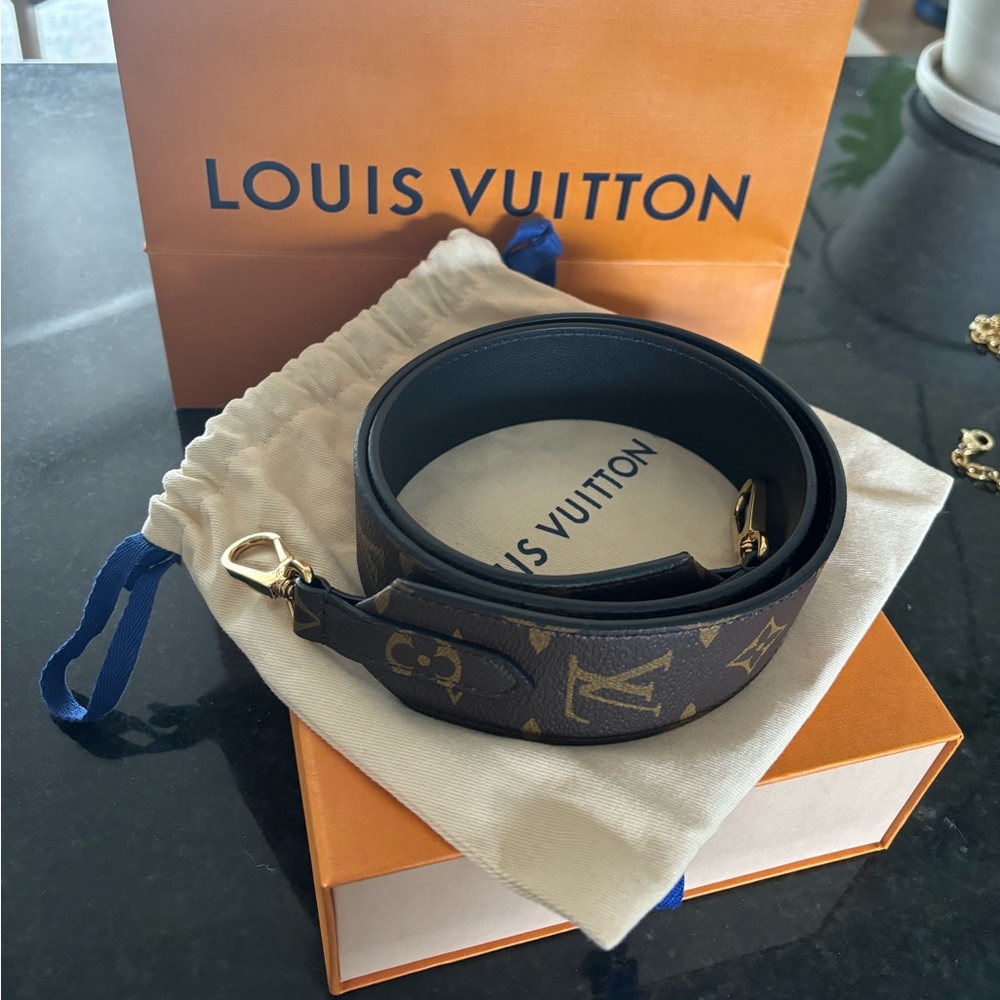 Brand new Louis Vuitton Bandouliere in Monogram